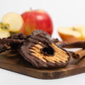 Sušené jablká macerované v škorici v mliečnej čokoláde - kvetinový vzor (130g) (balenie 5ks)