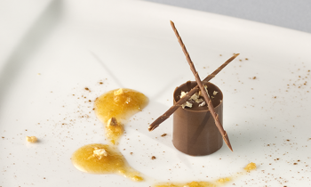Dezert ChocoTube Aplle & Cinamon a jablkový dip s citrónovou kôrou. Dekorácia: mliečna čokoládová špirála a kandizovaná citrónová kôra.