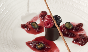 Dezert ChocoTube Cherry s ovocným dipom, zmesou čerstvého lesného ovocia a višní. Dekorácia: čokoládová špirála.