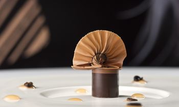 Dezert ChocoTube Coffee Fresh a kávovo-smotanový dip. Dekorácia: čokoládový vejár, kávové zrno a plátky jedlého zlata.