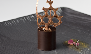 Dezert ChocoTube Honey a medovo-pomarančový dip. Dekorácia: čokoládový plátok v tvare včelieho plastu, sušené okvetné lupienky ruže a plátky jedlého zlata.