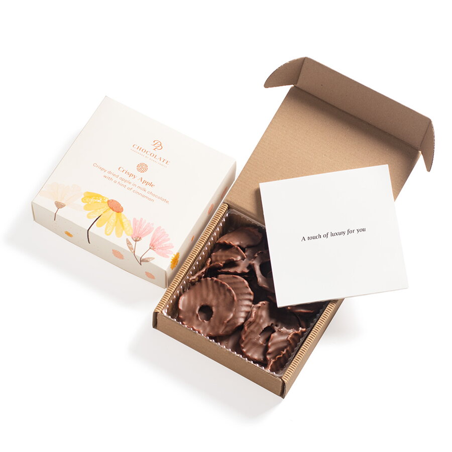 Sušené jablká macerované v škorici v mliečnej čokoláde - kvetinový vzor (130g)